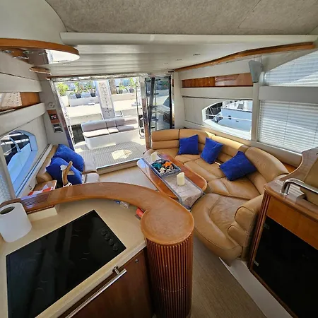 Luxury Experience On A 16-meter Azimut Yacht 船上ホテル
