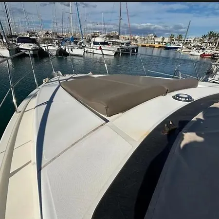 Úszó hotel Luxury Experience On A 16-meter Azimut Yacht