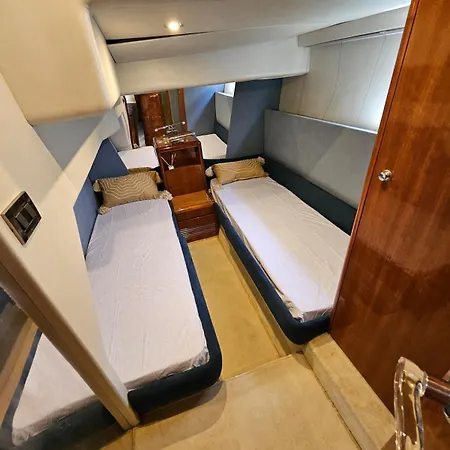 Luxury Experience On A 16-meter Azimut Yacht 船上ホテル