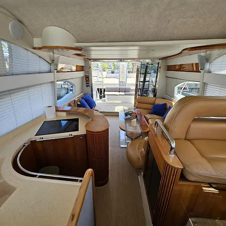 船上ホテル Luxury Experience On A 16-meter Azimut Yacht トレビエハ