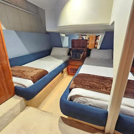 Luxury Experience On A 16-meter Azimut Yacht 船上ホテル トレビエハ