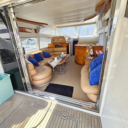 Luxury Experience On A 16-meter Azimut Yacht 船上ホテル