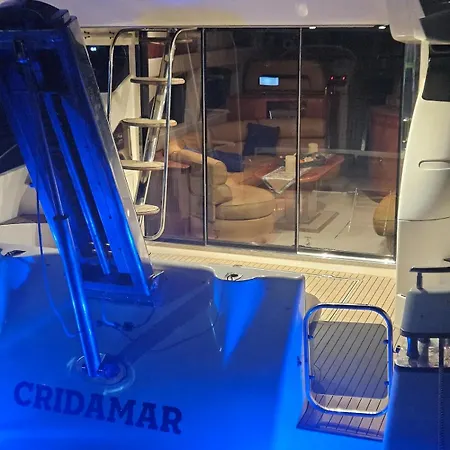 Luxury Experience On A 16-meter Azimut Yacht 船上ホテル トレビエハ
