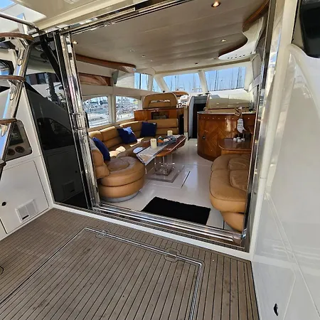 Luxury Experience On A 16-meter Azimut Yacht 船上ホテル