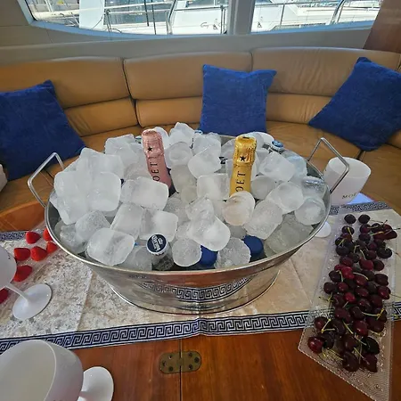 船上ホテル Luxury Experience On A 16-meter Azimut Yacht トレビエハ