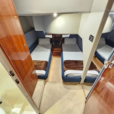 Luxury Experience On A 16-meter Azimut Yacht 船上ホテル *