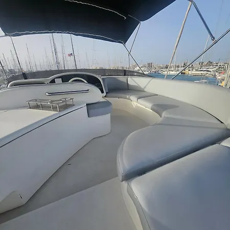 Luxury Experience On A 16-meter Azimut Yacht 船上ホテル