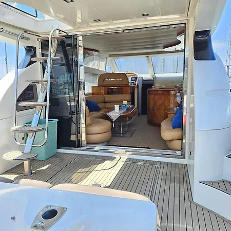 船上ホテル Luxury Experience On A 16-meter Azimut Yacht *