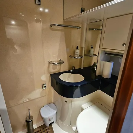 船上ホテル Luxury Experience On A 16-meter Azimut Yacht
