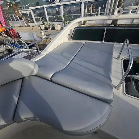 船上ホテル Luxury Experience On A 16-meter Azimut Yacht
