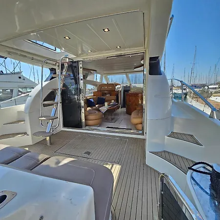 船上ホテル Luxury Experience On A 16-meter Azimut Yacht トレビエハ