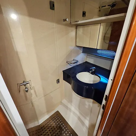 Luxury Experience On A 16-meter Azimut Yacht トレビエハ