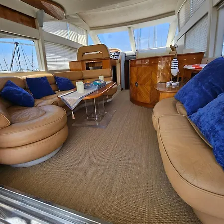 船上ホテル Luxury Experience On A 16-meter Azimut Yacht トレビエハ